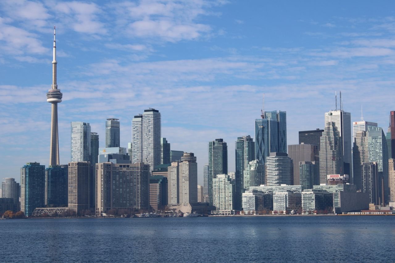 A breathtaking view of Torontos skyline featuring the iconic CN Tower by the waterfront.